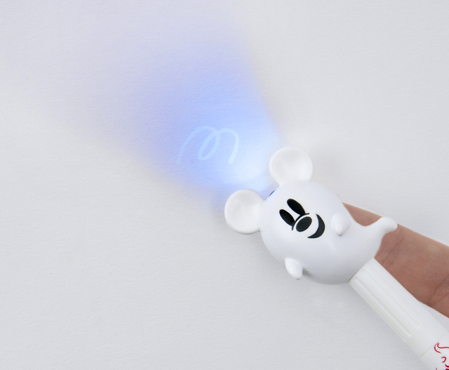 マジックライトペン 1,200円｜長さ約15.5cm｜東京ディズニーリゾート「ディズニー・ハロウィーン」2019 スペシャルグッズ｜販売店舗：東京ディズニーランド「グランドエンポーリアム」、東京ディズニーシー「エンポーリオ」