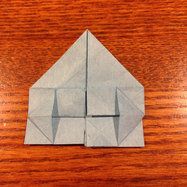 7）折り目をつけた部分を右、左それぞれ写真のように開いてつぶします。