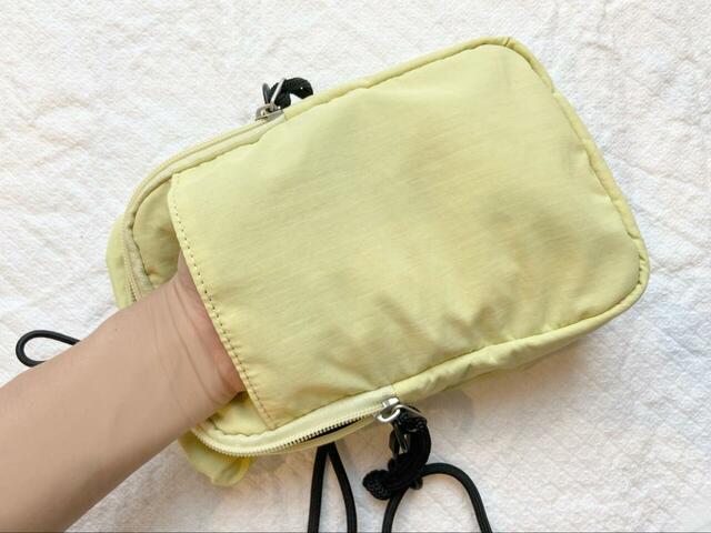 【studio CLIP 軽らくたっぷりお財布ショルダーバッグ】背面のポケットは手のひらサイズ。スマホやハンカチの収納に便利♪