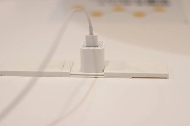 コンセントが設置されているテーブルも