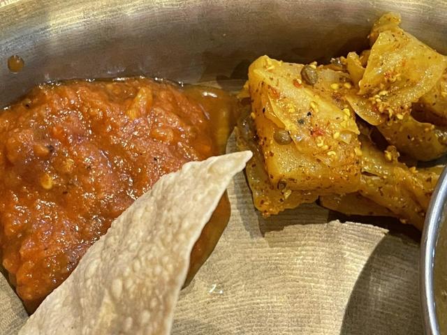 【ソルマリ】チャットニ（左）と、大根のアチャール