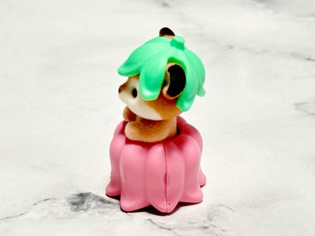 横から見た図は、スカートがバッスルスカート風のシルエットでなんだか高貴な雰囲気も◎