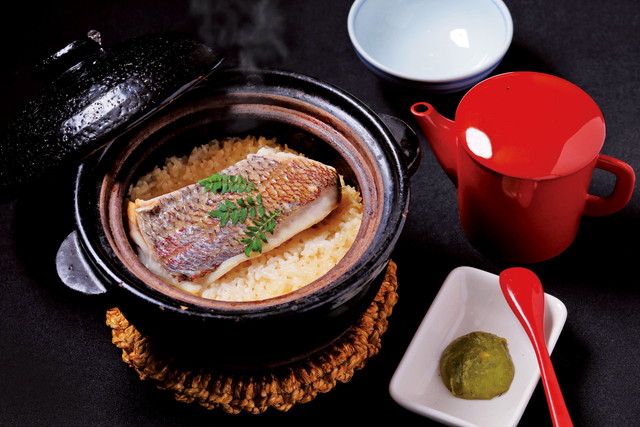 ニホンバシ イチノイチノイチ【東京・日本橋】季節の土鍋御飯1合1600円（税別）〜。そのほか、旬のお刺身盛り合わせ3-5種1890円（税別）〜もおすすめ
