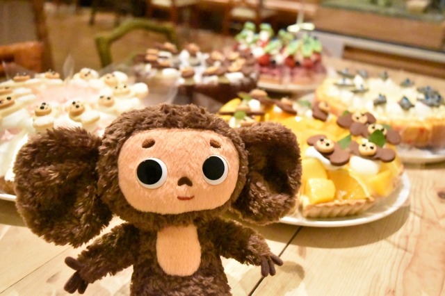 ケーキをバックにハイチーズ！