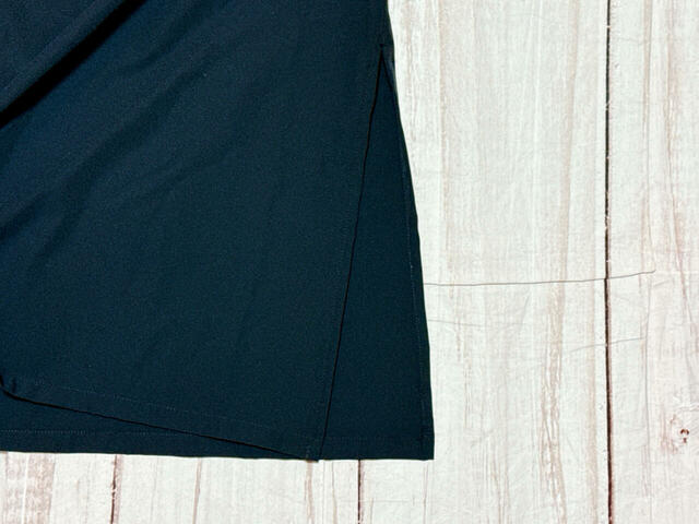 裾には深めのスリット入り