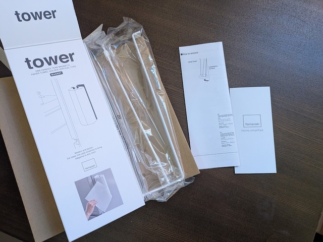 【山崎実業 tower 　片手でカット マグネット キッチンペーパーホルダー 縦タイプ】マグネットはセット済みなので、箱から出せばすぐに使えます！