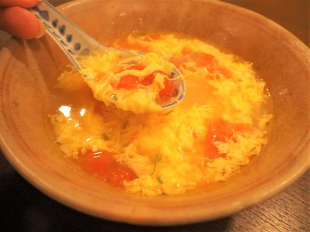 トマトの酸味とタマゴの甘さがちょうどよく混ざり合うトマトとタマゴのスープ