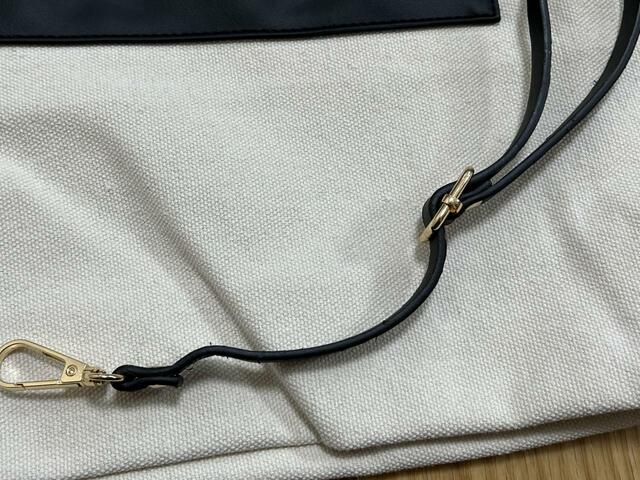 【3COINS 【推し活】参戦バッグ】ショルダーストラップは荷物の重さによっては肩に食い込む場合も