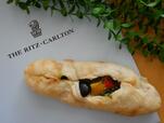 『ザ・リッツカールトン カフェ&デリ』サーモン&ほうれん草フォカッチャ(税込500円)