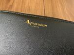 【Aquascutum お財布ショルダーBAG】ゴールドのロゴをデザイン