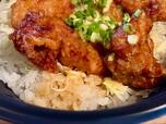 【ガスト 唐揚げてりタル丼】ご飯に染み込んだ唐揚げソースがなんとも美味しそう