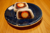 少し小ぶりないちご大福、粒あんの美味しさと苺の甘さの相性が良い。　花園饅頭　いちご大福　237円