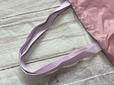 持ち手は可愛いパープル。長めなので肩がけもラクラクできちゃいます！