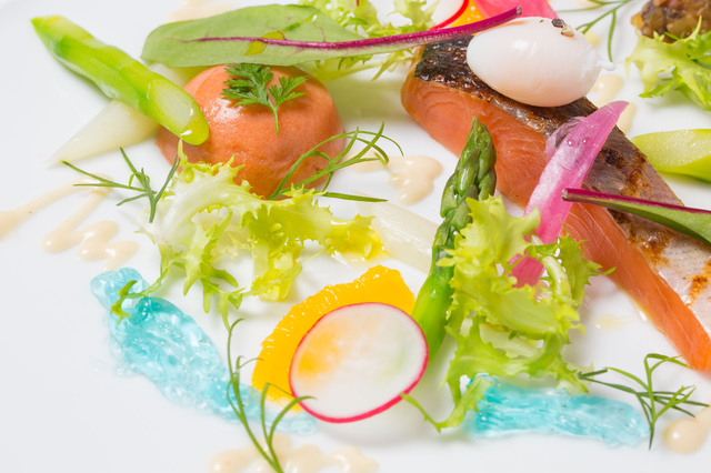 桜鱒のマリネとタイム香るトマトのババロア仕立て 　グラブラックスソース