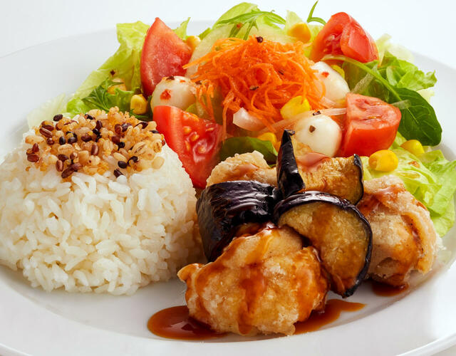 「揚げナスと若鶏の黒酢あんかけ＆サラダ」＜価格：591円（税込650円）＞【【ジョイフル】秋冬グランドメニューに「国産紅ずわいがに」使用のクリームコロッケや宮崎名物「チキン南蛮」が仲間入り！】