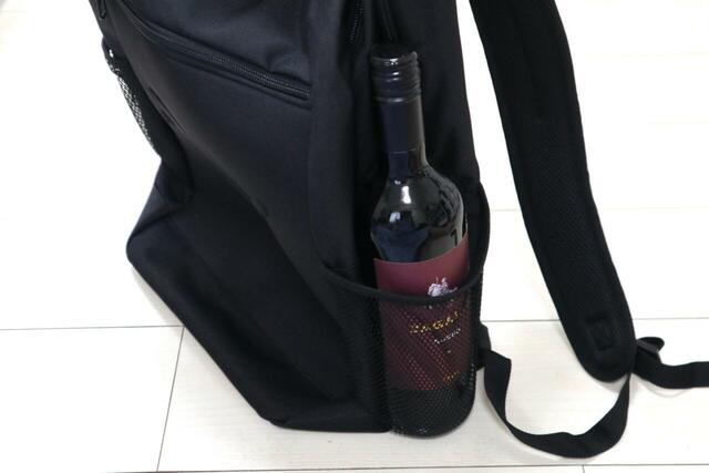【PUMA　Buzz バックパック】サイドのメッシュポケットにはペットボトルどころかワインボトルも入っちゃいます！