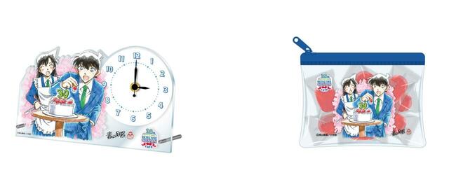 「アクリル時計/キャンディ入りミニポーチ」＜価格：3,850円/1,540円（税込）＞【【名探偵コナン】「喫茶ポアロ」のハムサンドや“事件に使われたあのメニュー”も！？「名探偵コナン 連載30周年記念カフェ」6都市で開催】