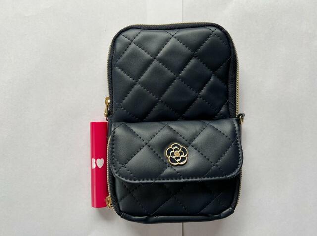 【CLATHAS（クレイサス）お財布機能付きスマホポーチ】リップと比べると大きく感じる