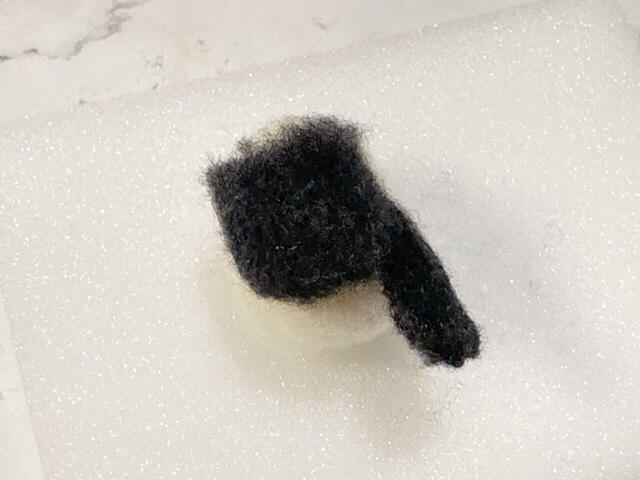 型紙を参考に、胴体とつばさをジョイントします