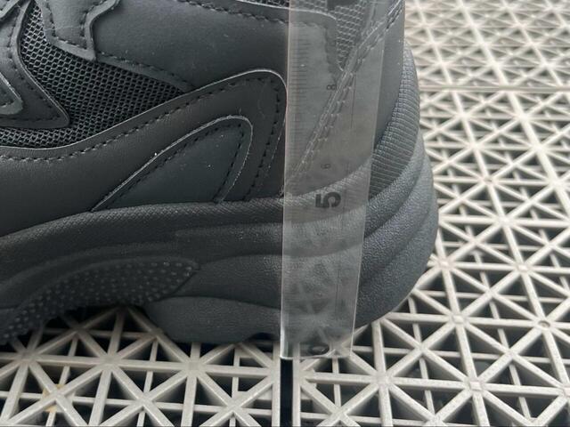 【ハニーズ ダッドスニーカー】ソールは約5cm。ボリュームがあるのに驚くほど安定感があり、クッション性も高いです！