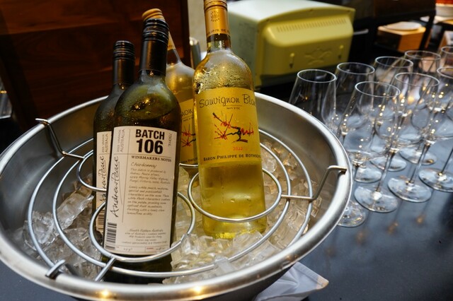 【オリエンタルホテル 沖縄リゾート&スパ】「クラブラウンジ」のアペリティフタイムでは、赤・白ワイン、シャンパンがいただける