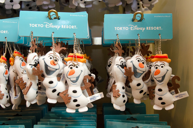 東京ディズニーランド（TDL）「アナとエルサのフローズンファンタジー」期間中に購入できる、映画『アナと雪の女王』関連グッズ ©Disney