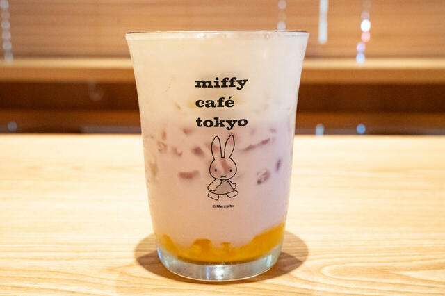 ミッフィーの紫いもとかぼちゃのラテ 990円