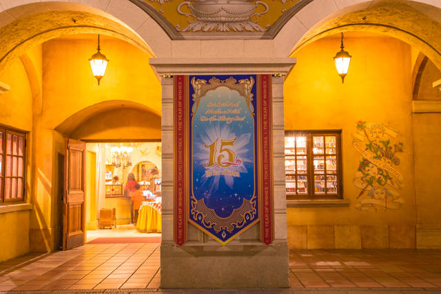 ヴェネツィアン・カーニバル・マーケット前の15周年ロゴ