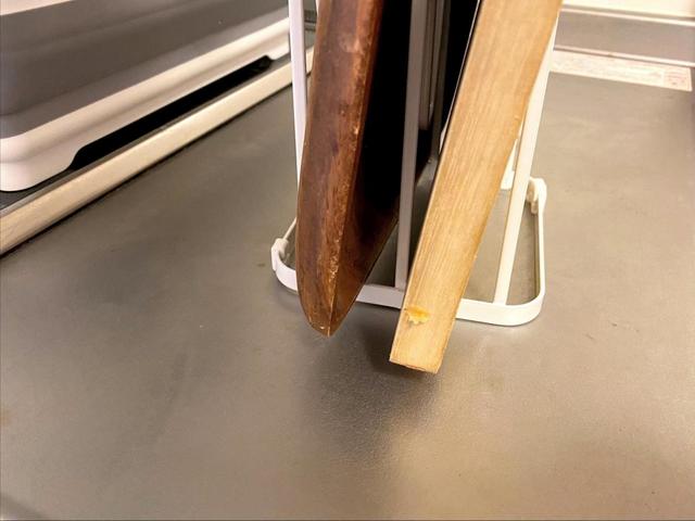 【カインズホーム お手入れ簡単鍋蓋＆まな板スタンド】まな板をすっきり収納