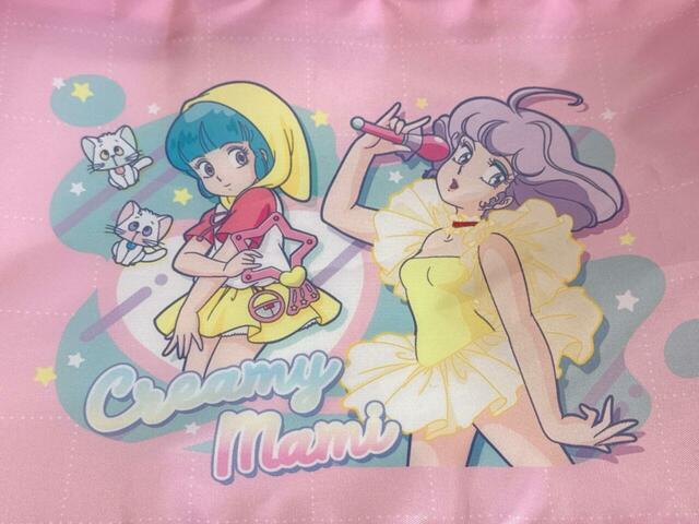 前面の左側には優ちゃんとクリィミーマミ、ネガ＆ポジのイラスト入りデザイン。エモかわいい〜！