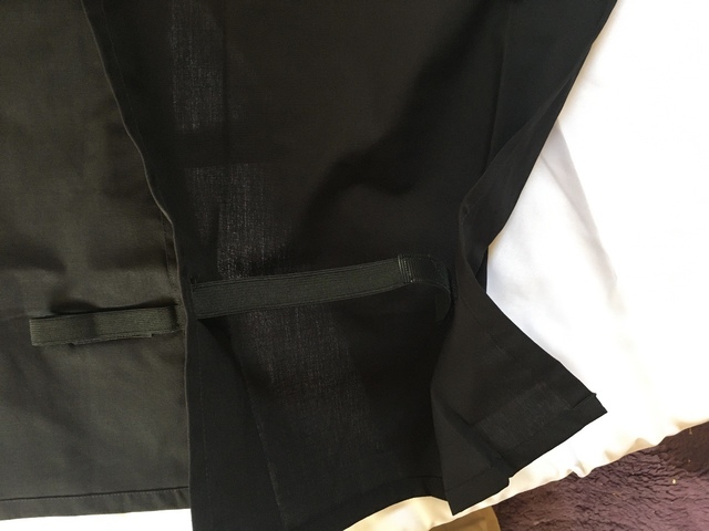 【ワークマン 耐久撥水リップストップエプロン】ひざに巻き付けられるゴムつき