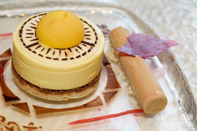 トロピカルフルーツムースと キャラメルチョコレートアイスクリーム|オチェーアノ“ディズニー・パイレーツ・サマー” ディナーコース(2017)