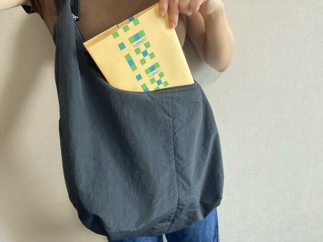 【GU ソフトナイロンコクーンショルダーバッグ】ファスナーが端まで付いているのでガバッと開けて取り出せます♪