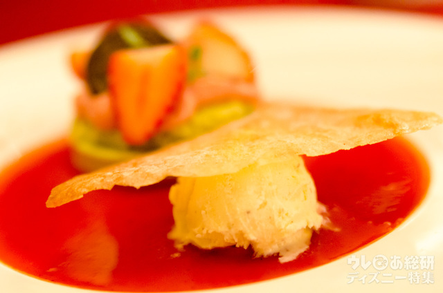 ピスタチオのムースケーキ、バニラアイスクリーム添え