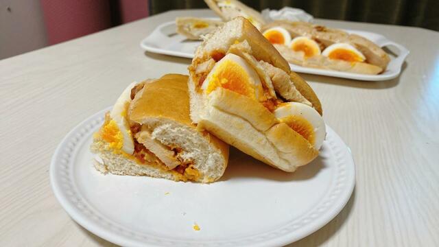 【ローソン♪たんぱく質が摂れる　チキン＆たまご】野菜は甘辛な味付けでパンやたまごと相性抜群！