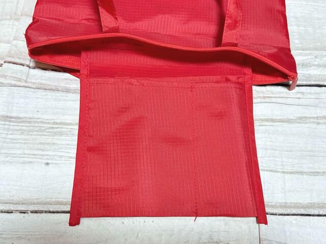 内側には仕切りポケット付き。大きい方にはスマホを、小さい方にはペン類を入れるのにぴったり