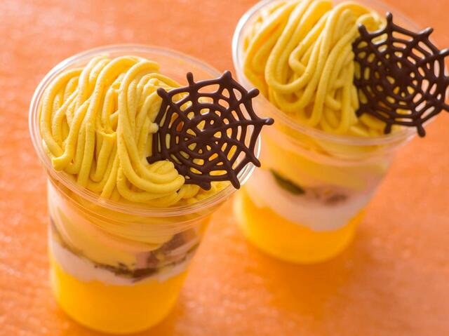 スペシャルサンデー（パンプキンカスタード＆オレンジ） 780円｜「ディズニー・ハロウィーン」スペシャルメニュー｜東京ディズニーリゾート40周年“ドリームゴーラウンド”｜販売店舗：東京ディズニーランド「アイスクリームコーン」｜発売日：2023年9月1日（木）