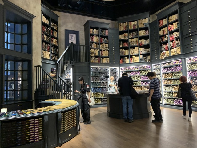 オリバンダーの杖店をイメージした杖コーナー