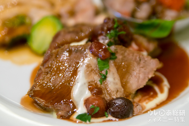 ローストポークのグラタン ベリーソース（ディナーのみ）｜“ミニーのプレシャスモーメント・ウィズ・ユー”ランチブッフェ／ディナーブッフェ｜東京ディズニーランドホテル「シャーウッドガーデン・レストラン」