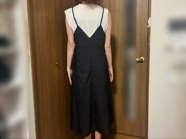 【GU フレアキャミソールワンピース】後ろ姿のシルエットもきれい！