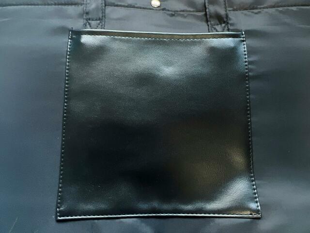 フロントにはフェイクレザー生地のポケット付き