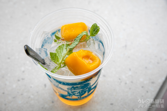 スパークリングカクテル（ラム＆マンゴーシャーベット）680円｜東京ディズニーシー「ディズニー・パイレーツ・サマー」2019年