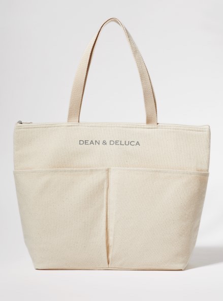 【GLOW8月号付録　DEAN＆DELUCA 保冷機能付きコットン素材のロゴトート】サイズは約縦32×横45×マチ13cm。ファスナー付きで中を見られる心配なし！