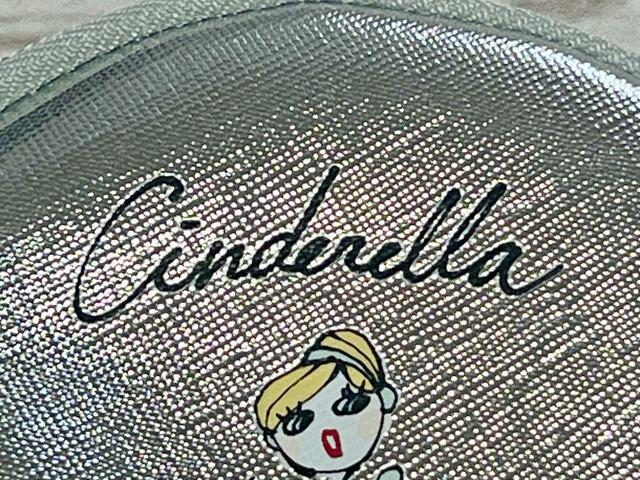 流れるような筆記体の「Cinderella」のロゴがおしゃれ