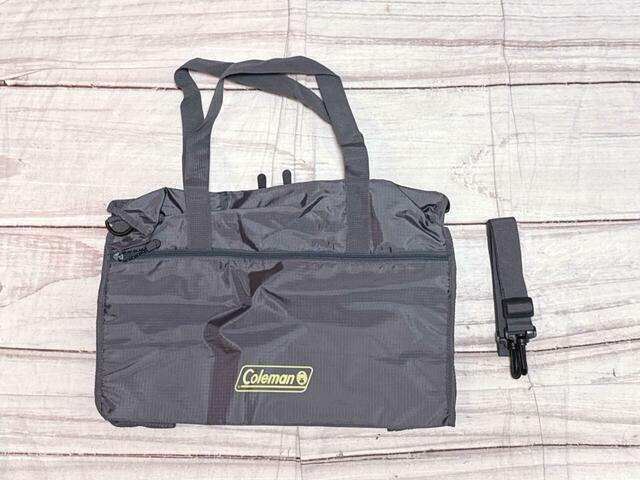 ボストンバッグとショルダーストラップが入っています