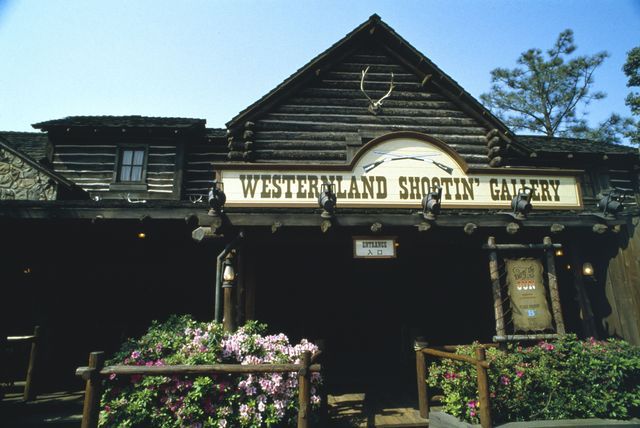 ウエスタンランド・シューティングギャラリー｜乳幼児と一緒に楽しめるアトラクション｜東京ディズニーランド