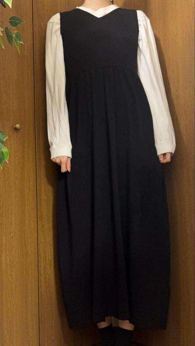 【coca（コカ） Vネックニットドレス】長袖インナーと合わせれば秋冬もOK！可愛らしさと大人っぽさの両立も叶います