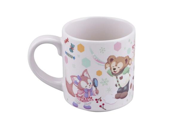 チョコと紅茶のムース、スーベニアカップ付き 1,400円|「ダッフィー&フレンズのシークレット・オブ・スノーウィーデイ」メニュー|販売店舗:東京ディズニーシー「ケープコッド・クックオフ」|販売期間:2025年11月4日(火)〜2026年1月7日(水)