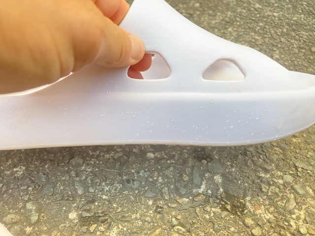 【ワークマン ファインドスライダーサンダル】両サイドに通気性を高める穴があるのも、蒸れにくく快適に履けるポイント