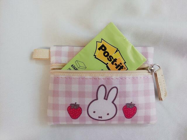 サイズはちょうど大きめ付箋が入るくらい（携帯・文庫本はNG）